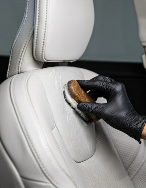 Profesjonalne środki do czyszczenia tapicerki samochodowej