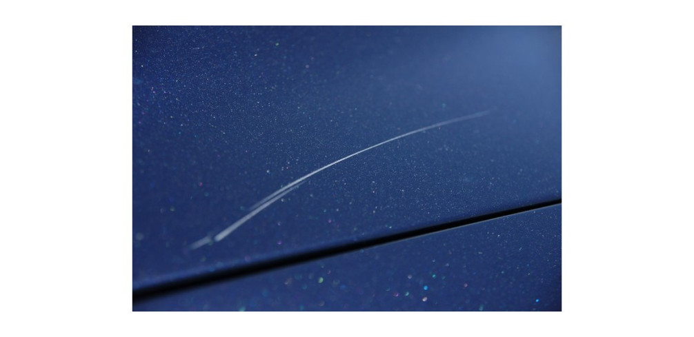 Rysy na samochodzie. Czy pasta polerska pomoże?