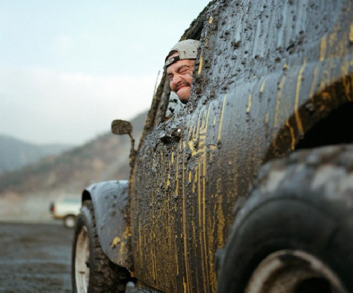 Samochód ubrudzony smołą. Jak go wyczyścić?