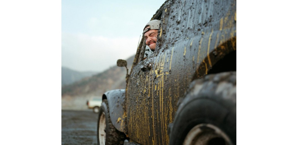 Samochód ubrudzony smołą. Jak go wyczyścić?