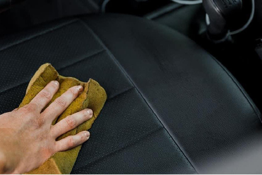 Jak pozbyć się z tapicerki samochodowej śladów po psim moczu i odchodach?