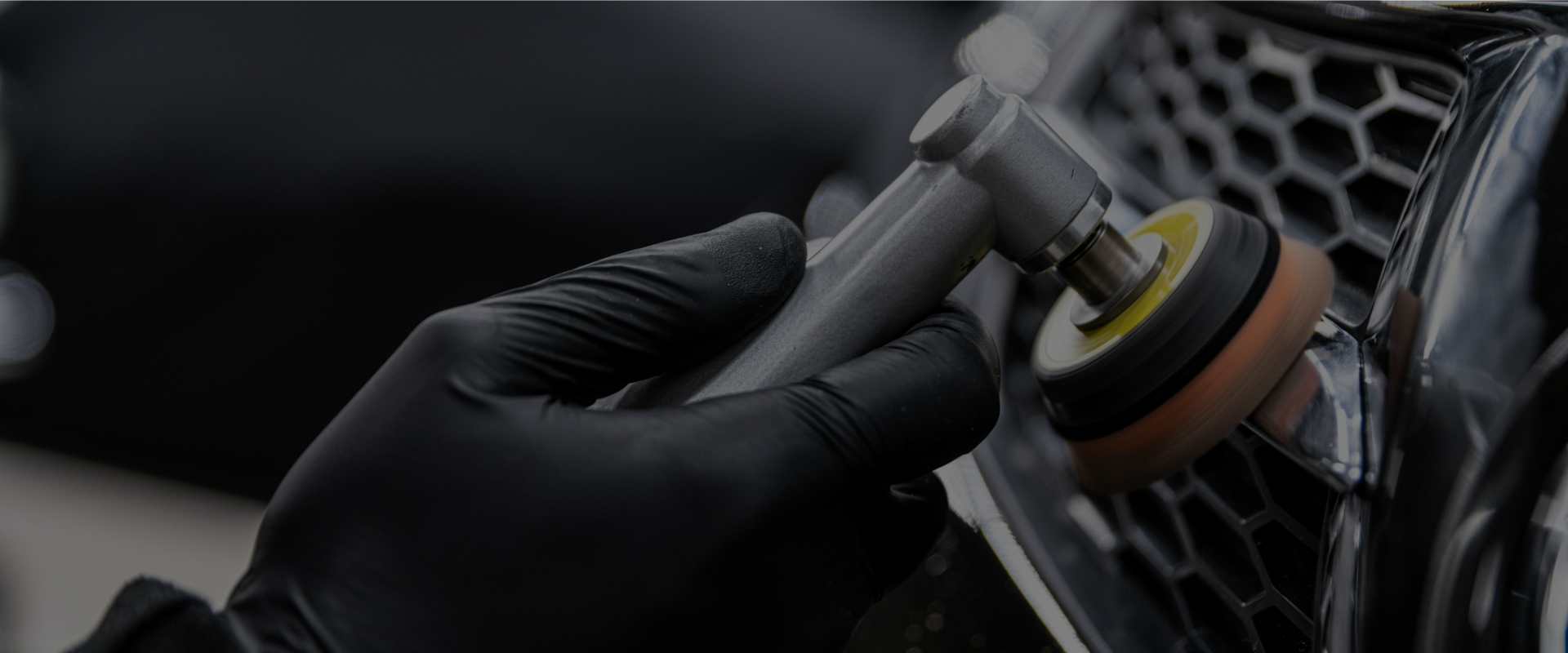 Polerowanie elementu małą maszyną polerską.